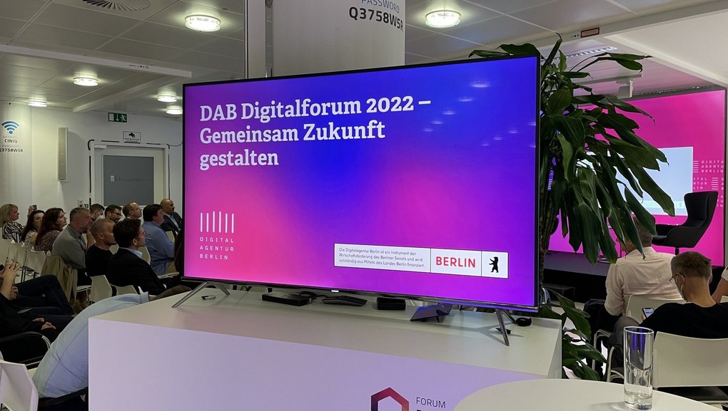 Fernseher mit Titel der Veranstaltung: DAB DIgitalforum 2022 – Gemeinsam Zukunft gestalten