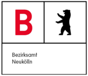 Es ist das Logo des Bezirksamts Neukölln abgebildet. Man sieht oben links ein großes "B" in rot, daneben ein schwarzer Berliner Bär und darunter steht in schwarzer Schrift "Bezirksamt Neukölln".