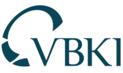 Auf dem Bild sieht man das Logo des Verein Berliner Kaufleute und Industrieller e.V. (VBKI). Es ist die Abkürzung VBKI in türkiser Schrift zu erkennen, sowie um das V einen halben Kreis, ebenfalls in türkis.