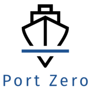 Es ist das Logo der Firma "Port Zero" zu erkennen. Es ist ein gezeichnetes schwarzes Boot abgebildet mit einem blauen Strich unter dem Boot, das vermutlich Wasser darstellen soll. Unter der Abbildung steht in blauer Schrift "Port Zero".