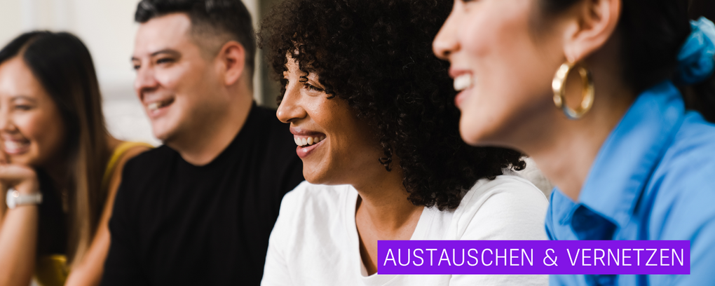Auf dem sieht man drei Frauen und einen Mann die nach vorne schauen und dabei mit offenem Mund lachen. Rechts mittig steht in weißer Schrift und einem lila farbenen Hintergrund "Austauschen & Vernetzen"